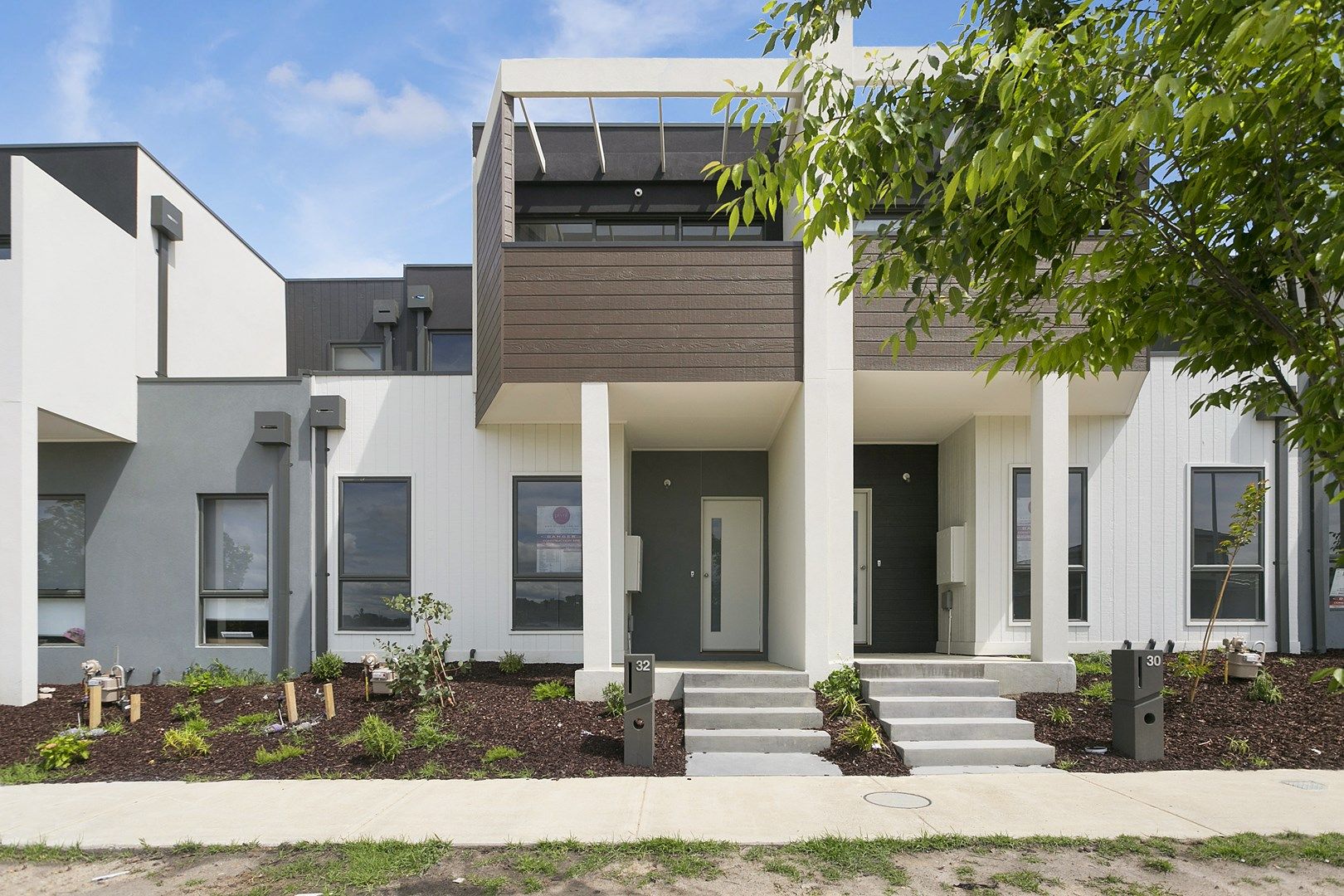 4 bedrooms Townhouse in 32 Berrybank Terrace BOTANIC RIDGE VIC, 3977