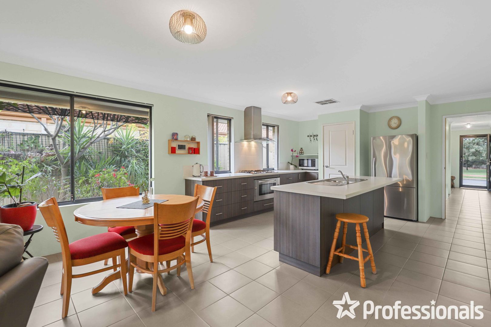 27 Dortmund Gardens, Piara Waters WA 6112, Image 2