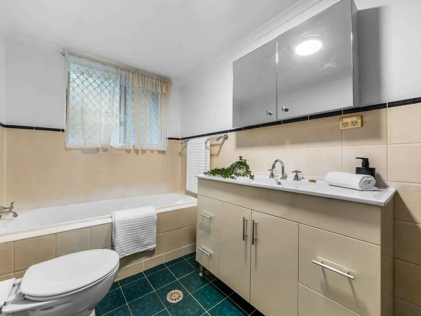 SPACIOUS, NORTH FACING, COURTYARD APARTMENT - View 6