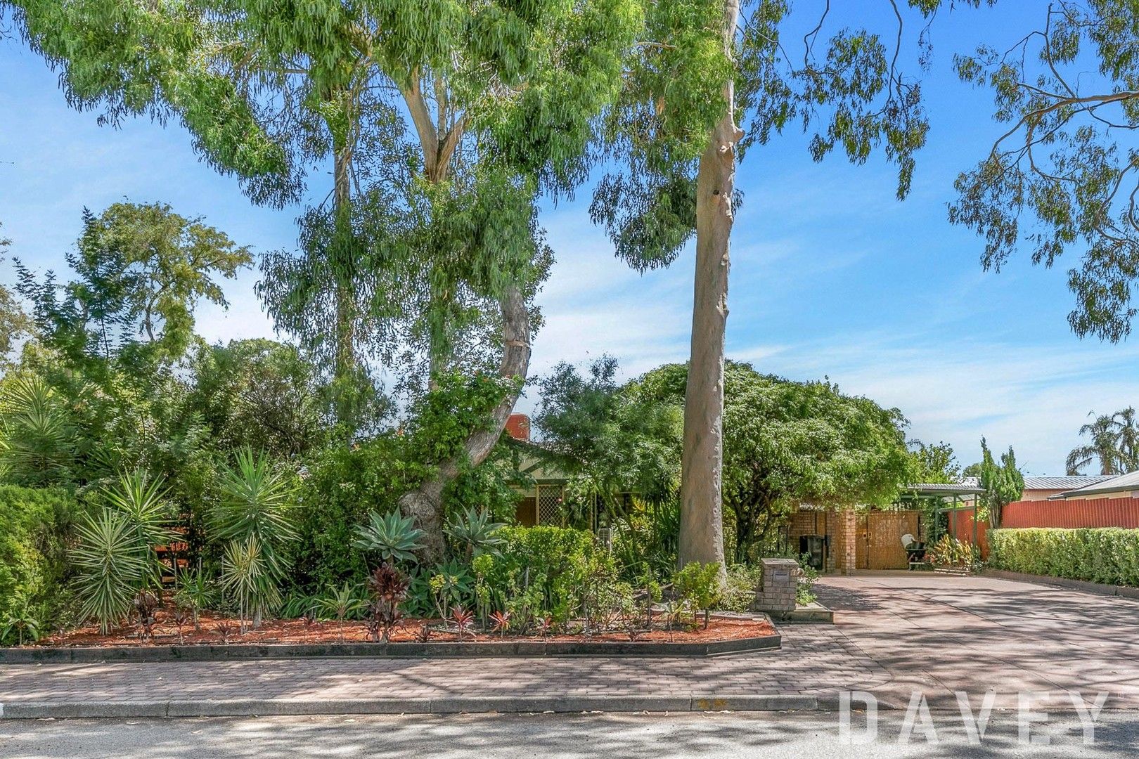 4 bedrooms House in 7 Lemongrass Terrace BALLAJURA WA, 6066