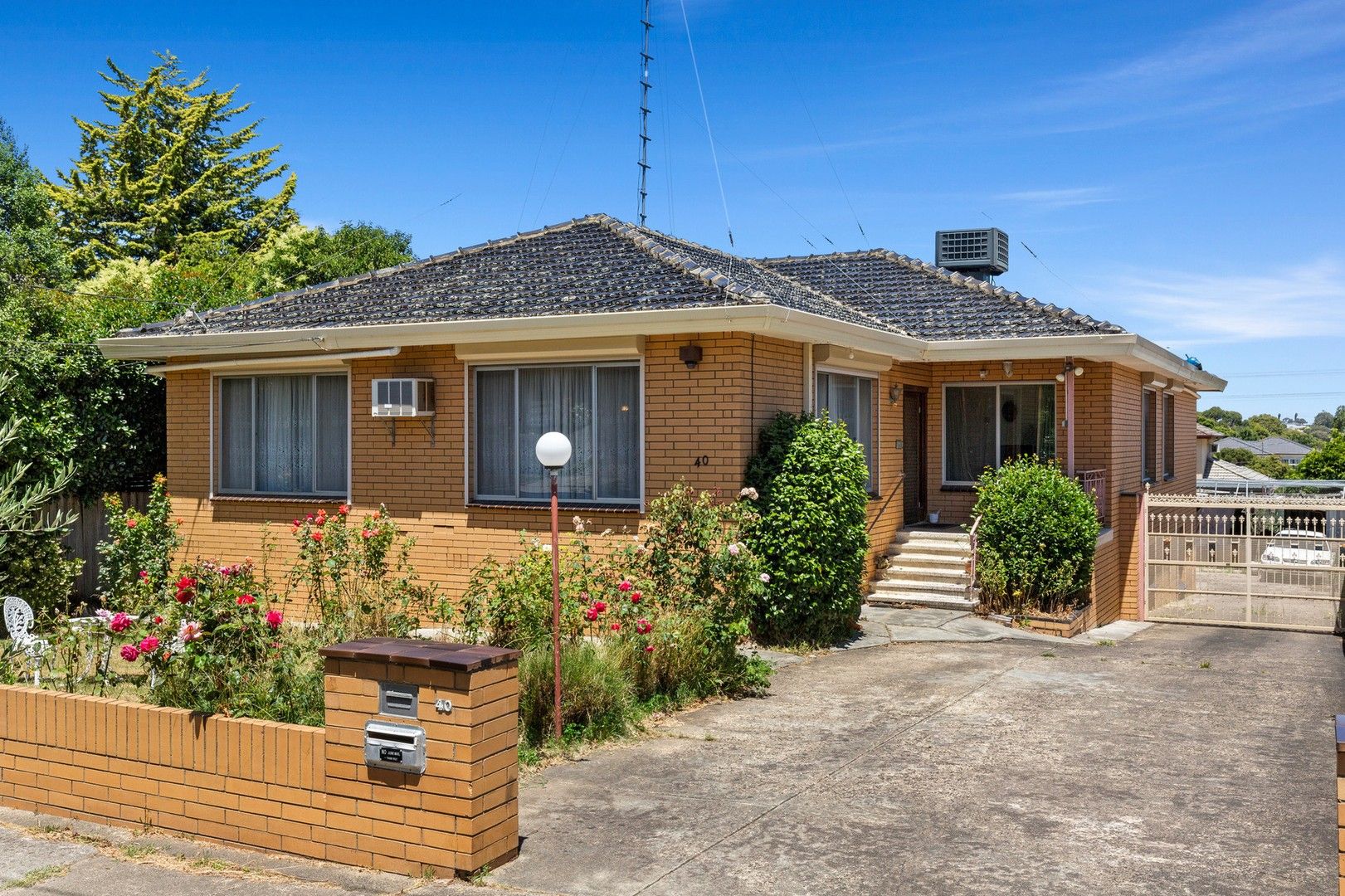 4 bedrooms House in 40 Oakern Street MOUNT WAVERLEY VIC, 3149