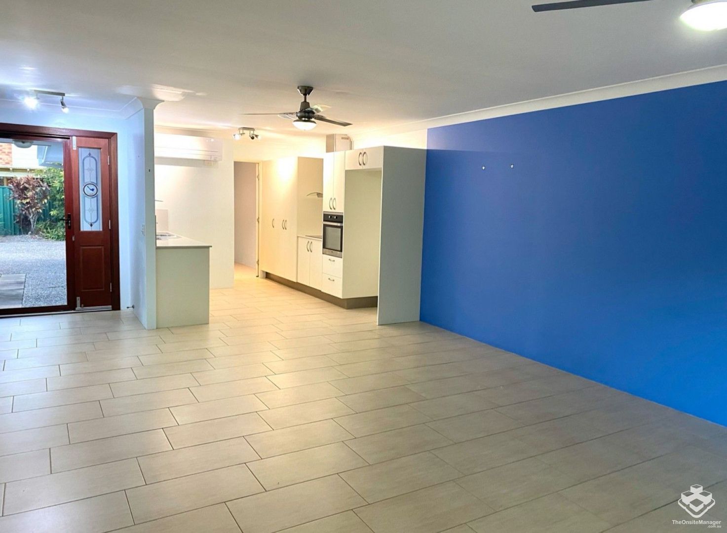 id-21133868-425-oxley-drive-runaway-bay-qld-4216-townhouse-for-rent