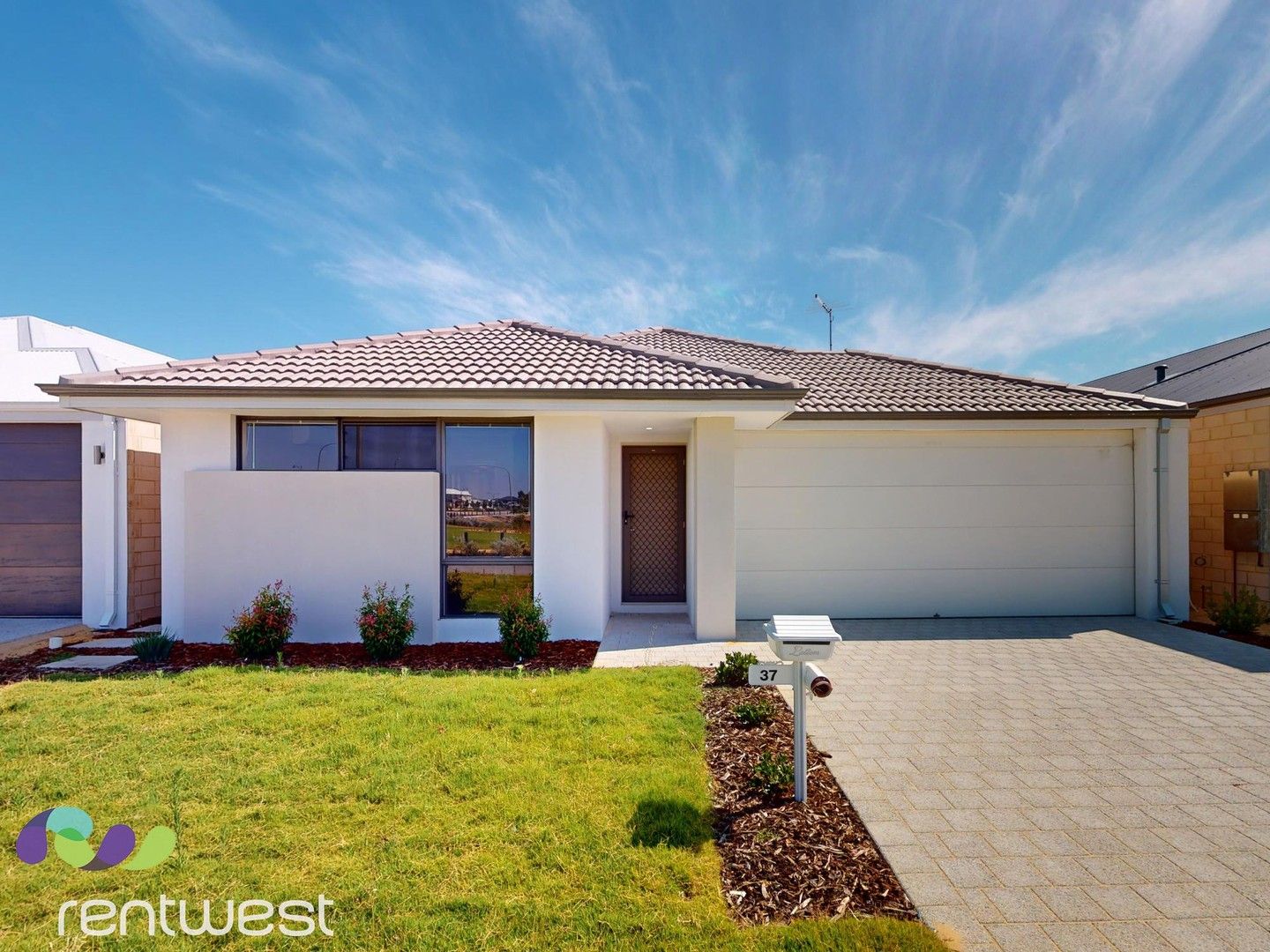 4 bedrooms House in 37 Quinny Drive PIARA WATERS WA, 6112