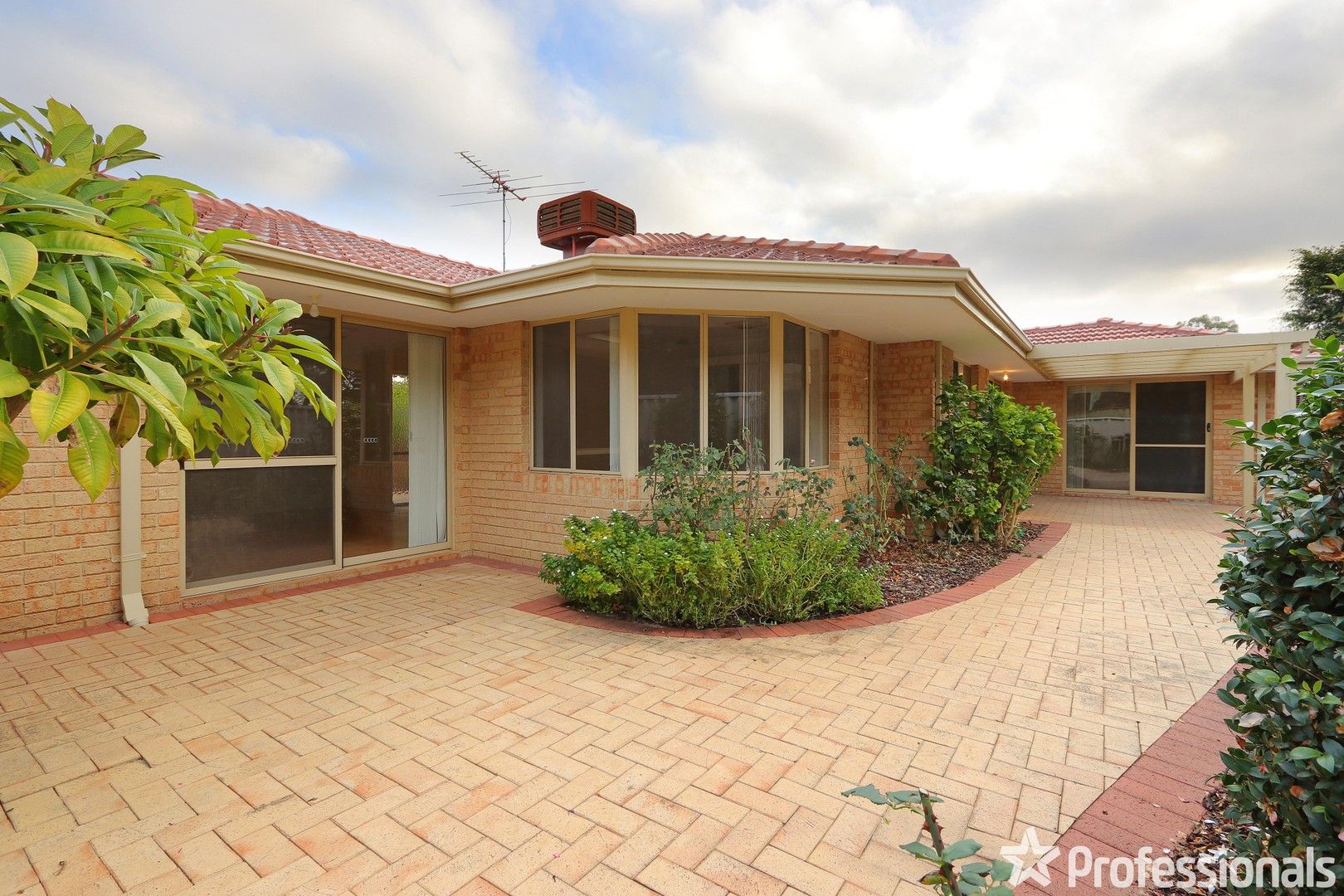 3 bedrooms House in 9a Wilding Place BULL CREEK WA, 6149