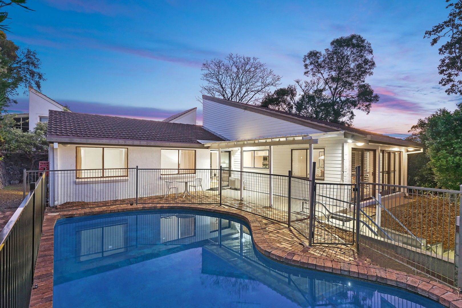 5 bedrooms House in 11 Cadiz Street INDOOROOPILLY QLD, 4068