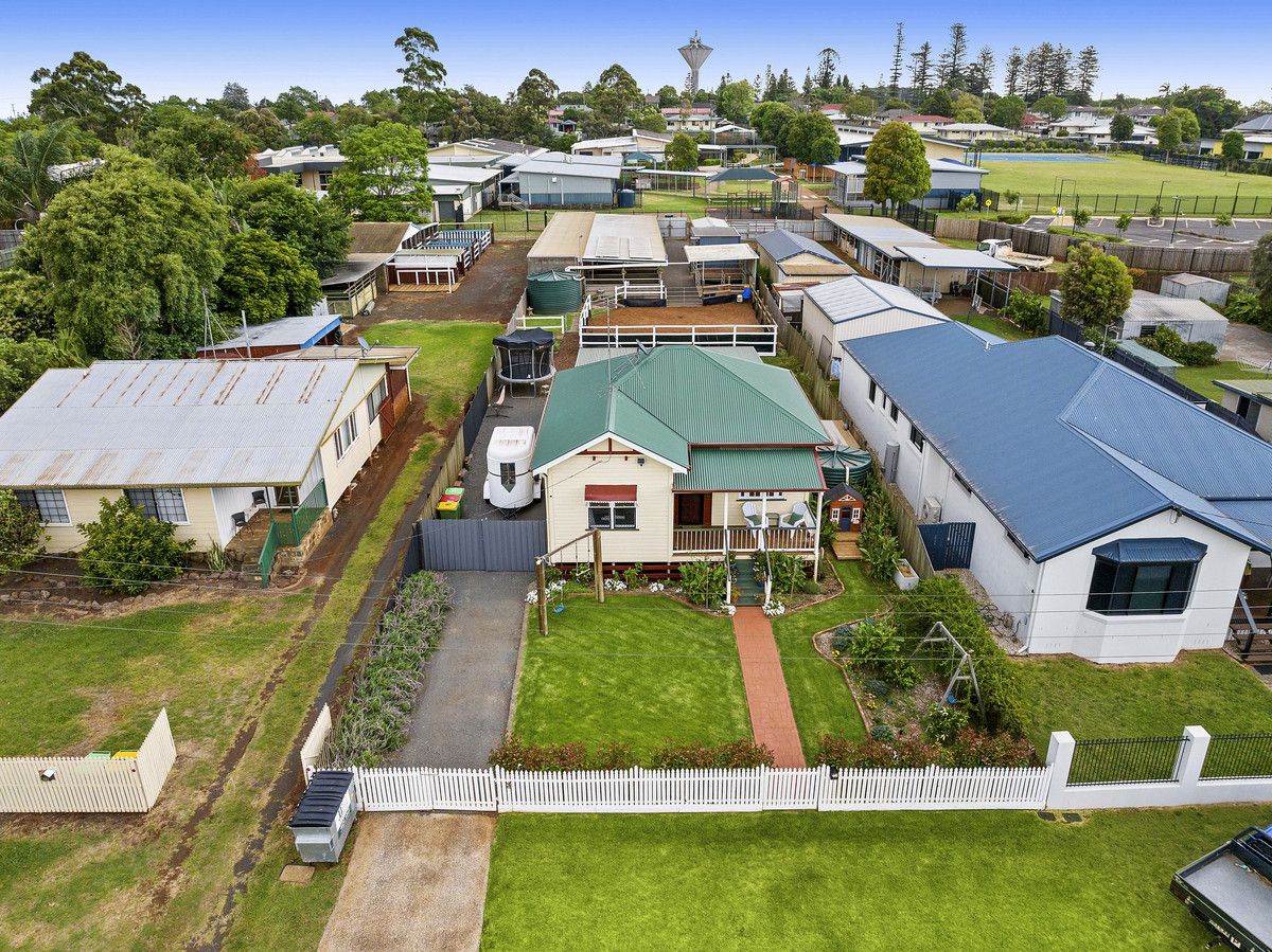 3 bedrooms House in 17 McDowall Street NEWTOWN QLD, 4350