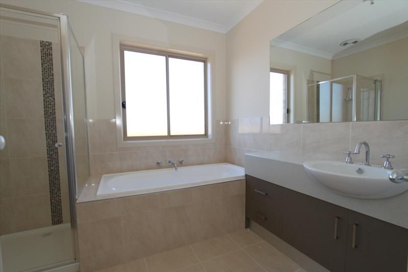 12//4 Blackknight Way, Kurunjang VIC 3337, Image 1