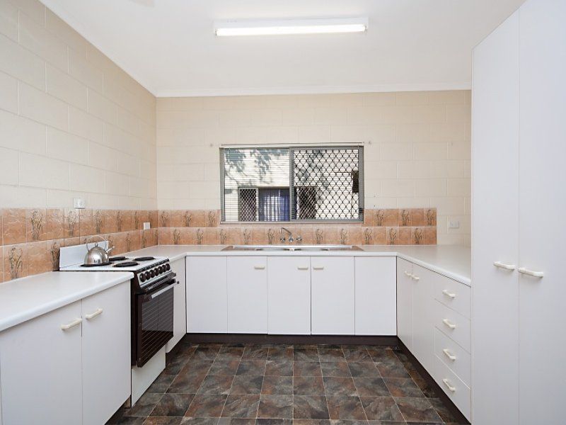 2/106 Wistaria Street, HOLLOWAYS BEACH QLD 4878, Image 2