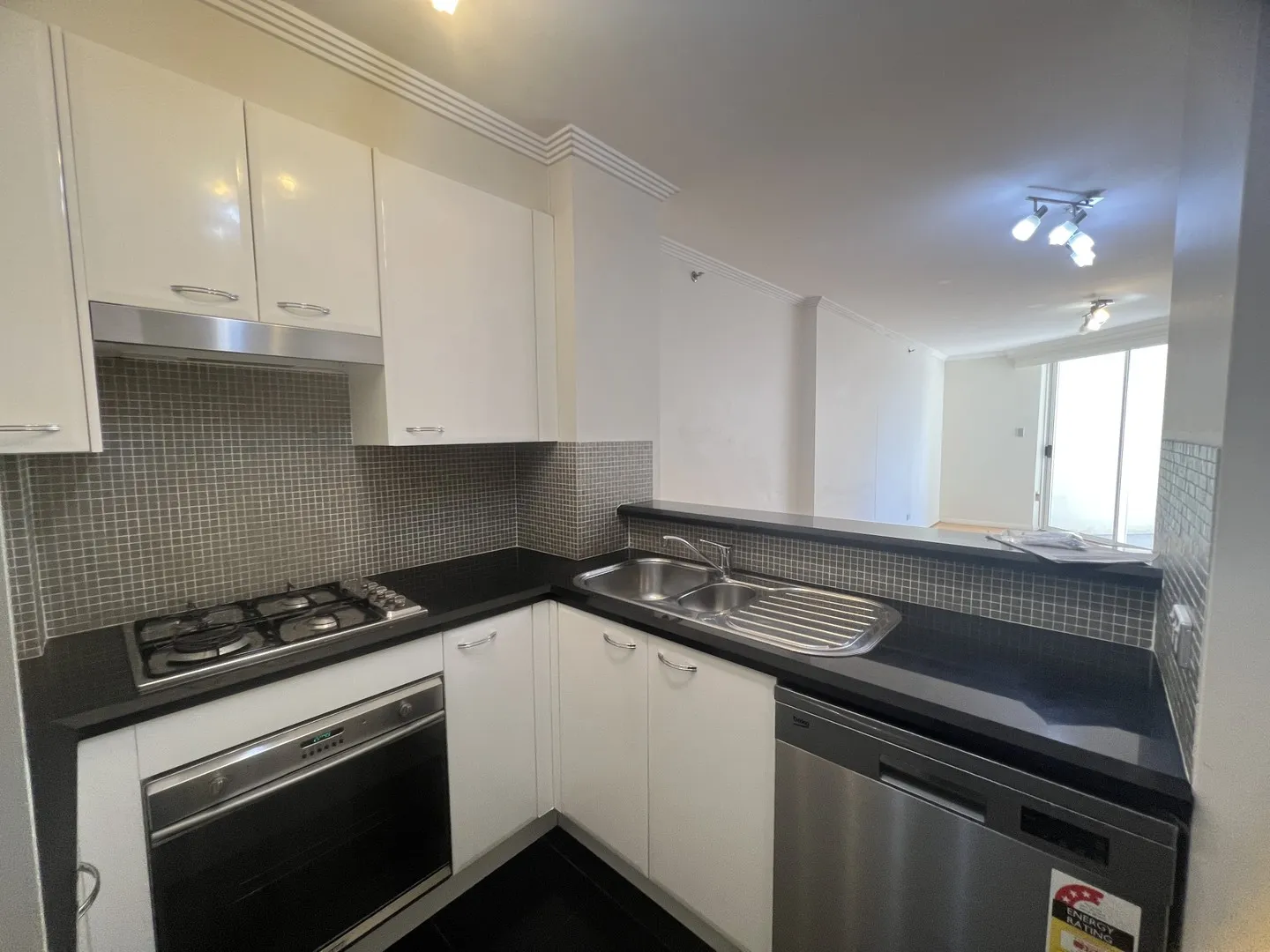 High level North and East Aspect apartment with parking and store room. – pohled 3