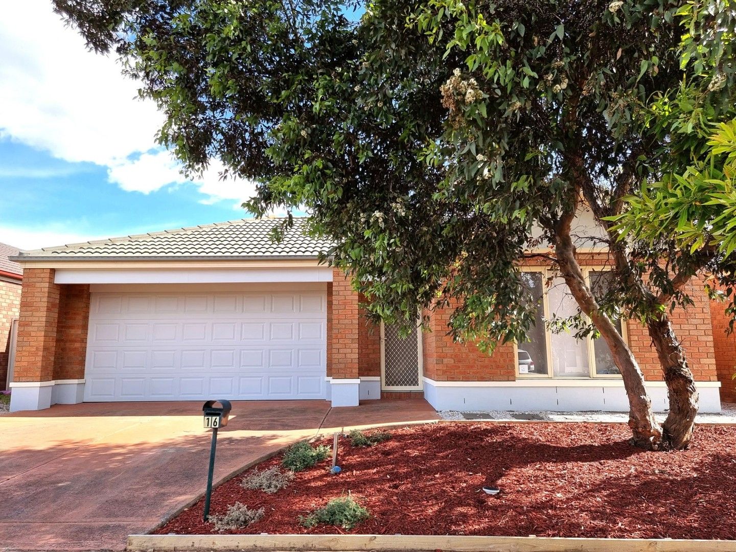 3 bedrooms House in 16 Lindsay Gardens POINT COOK VIC, 3030