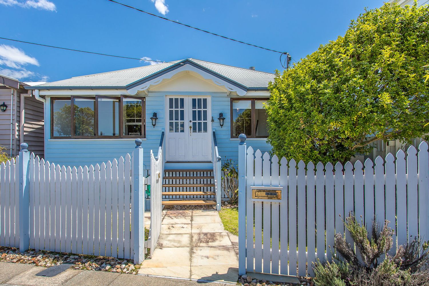 4 bedrooms House in 102 Shorncliffe Parade SHORNCLIFFE QLD, 4017