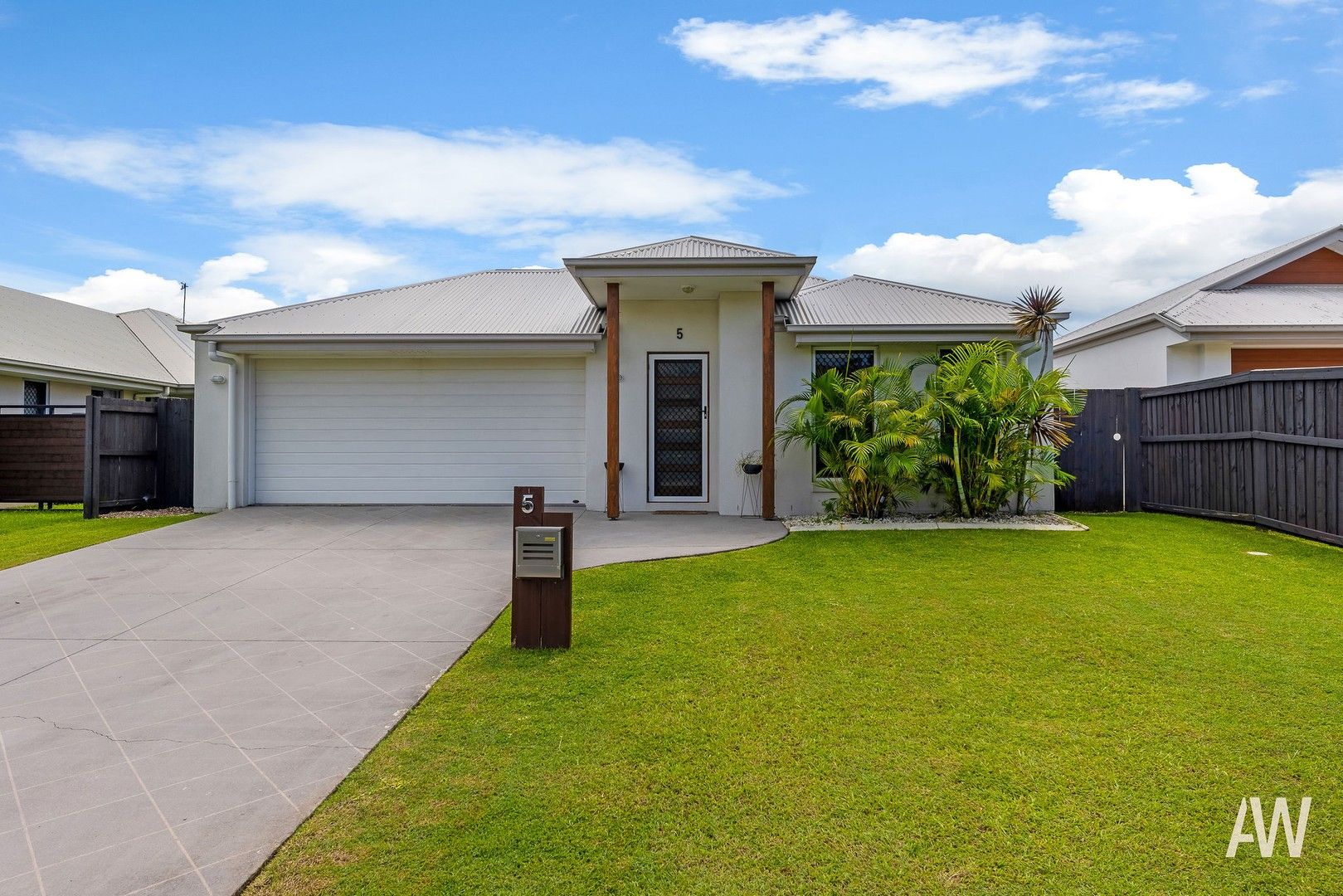 4 bedrooms House in 5 Silvereye Street SIPPY DOWNS QLD, 4556