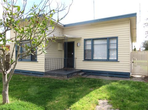 3 bedrooms House in 8 Johnston Avenue NEWCOMB VIC, 3219