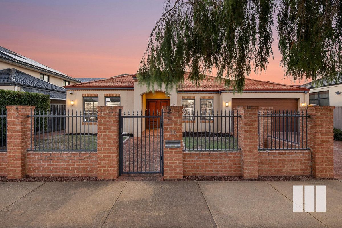 4 bedrooms House in 15 Mount Henry Road SALTER POINT WA, 6152