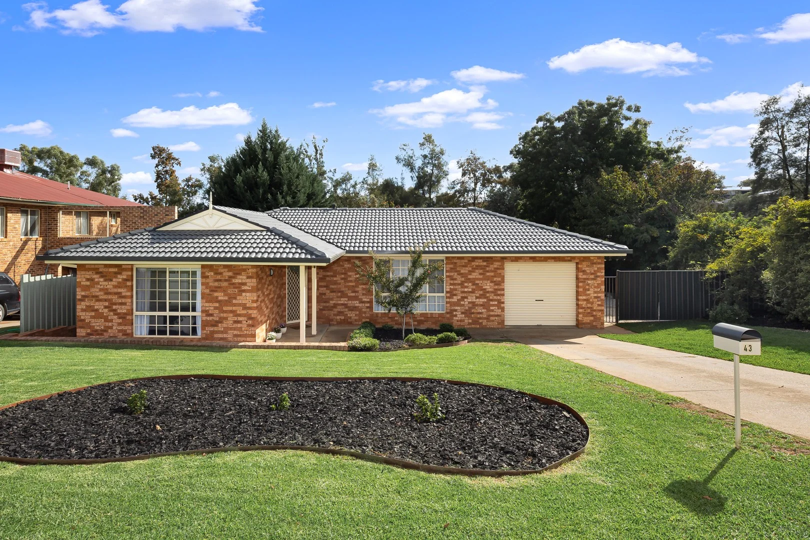 43 Brooklyn Drive, Bourkelands NSW 2650