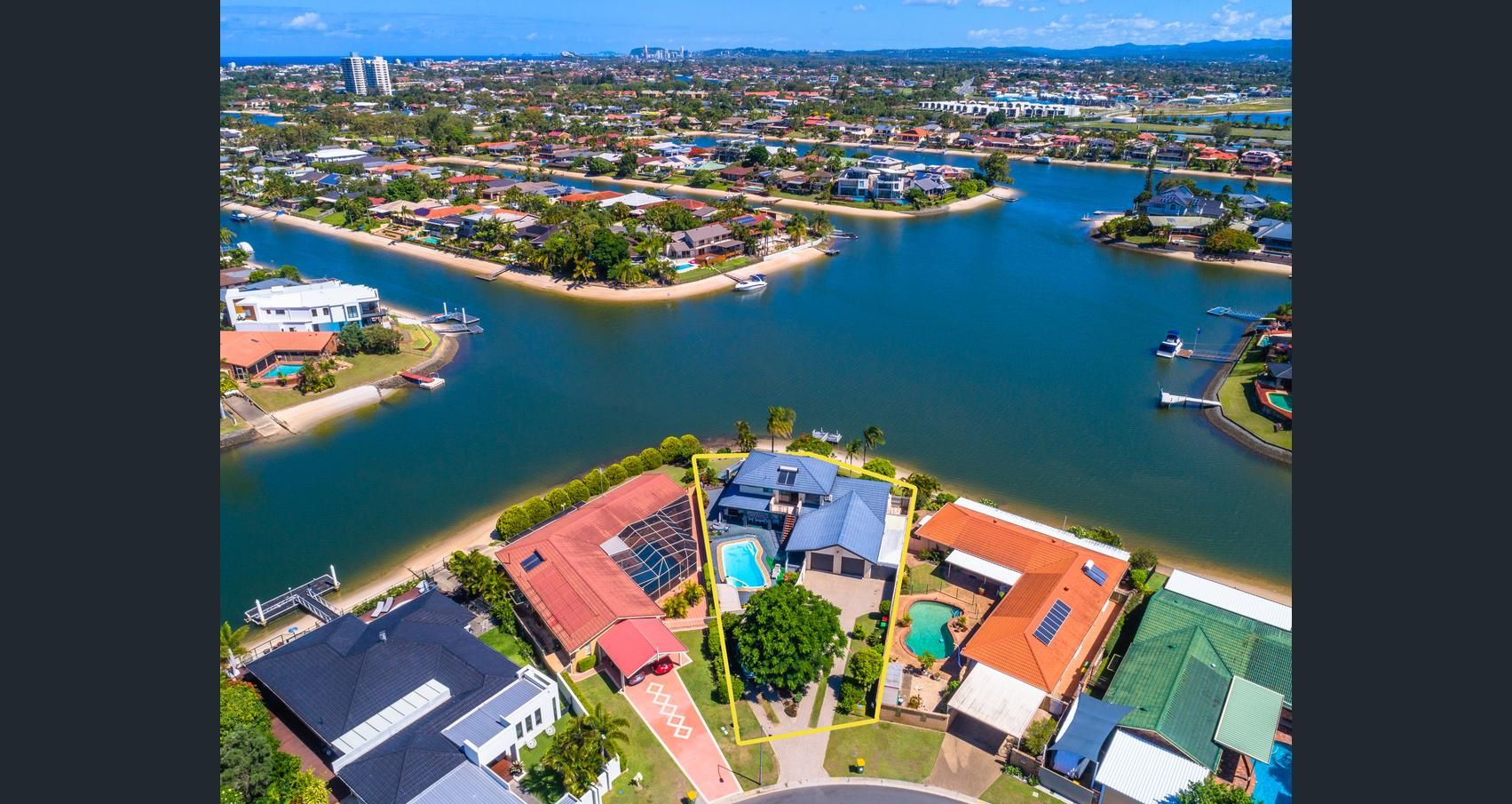 4 bedrooms House in 14 Wyuna Street BROADBEACH WATERS QLD, 4218