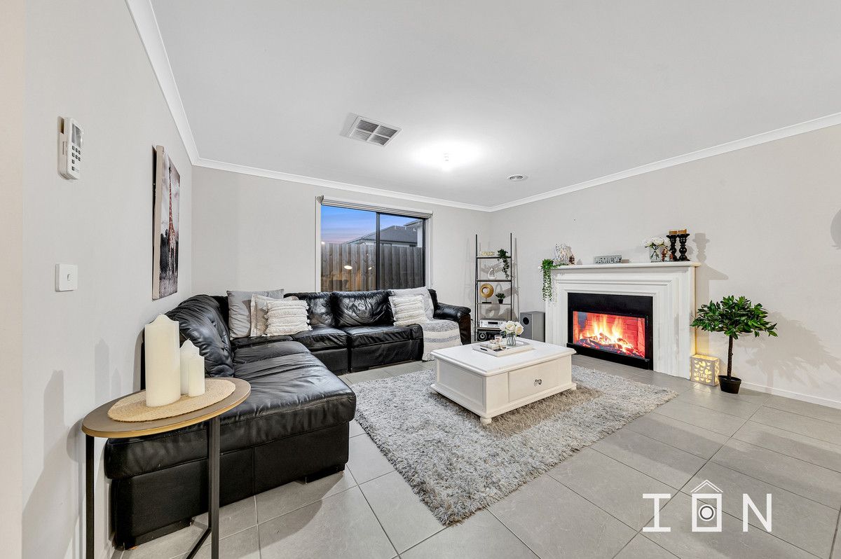 16 Merlot Way, Clyde North VIC 3978, Image 2