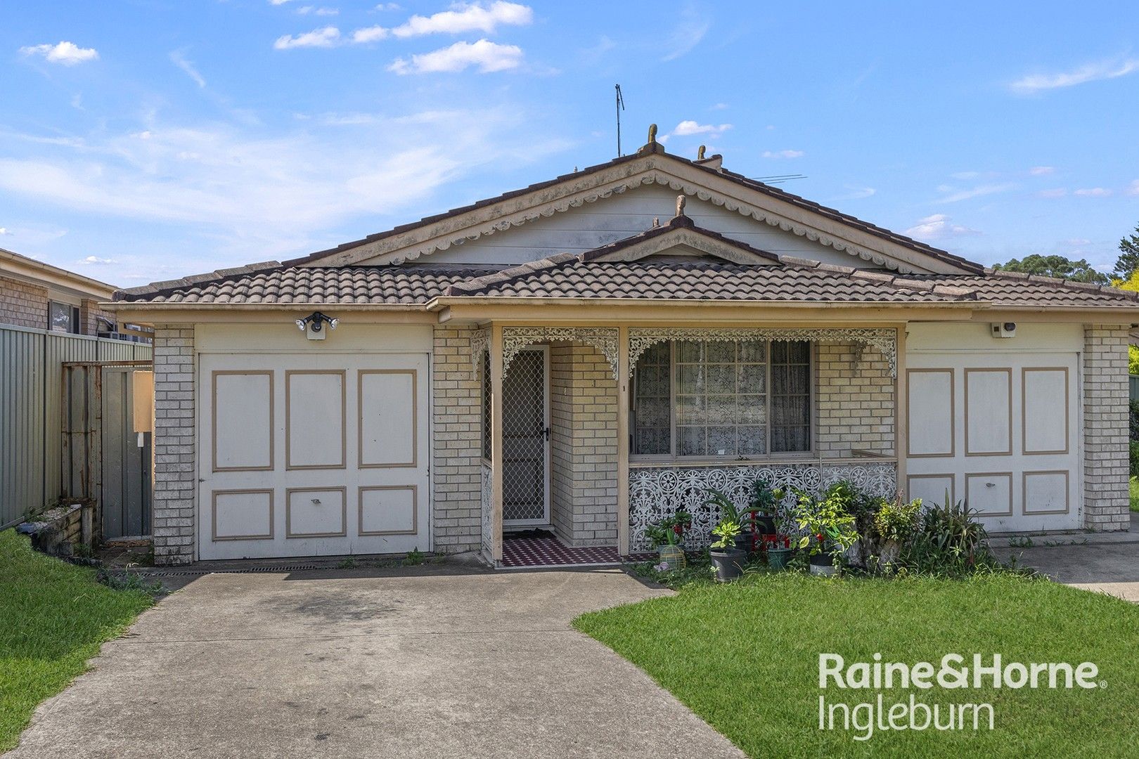 4 bedrooms House in 1/38 Fuchsia Crescent MACQUARIE FIELDS NSW, 2564