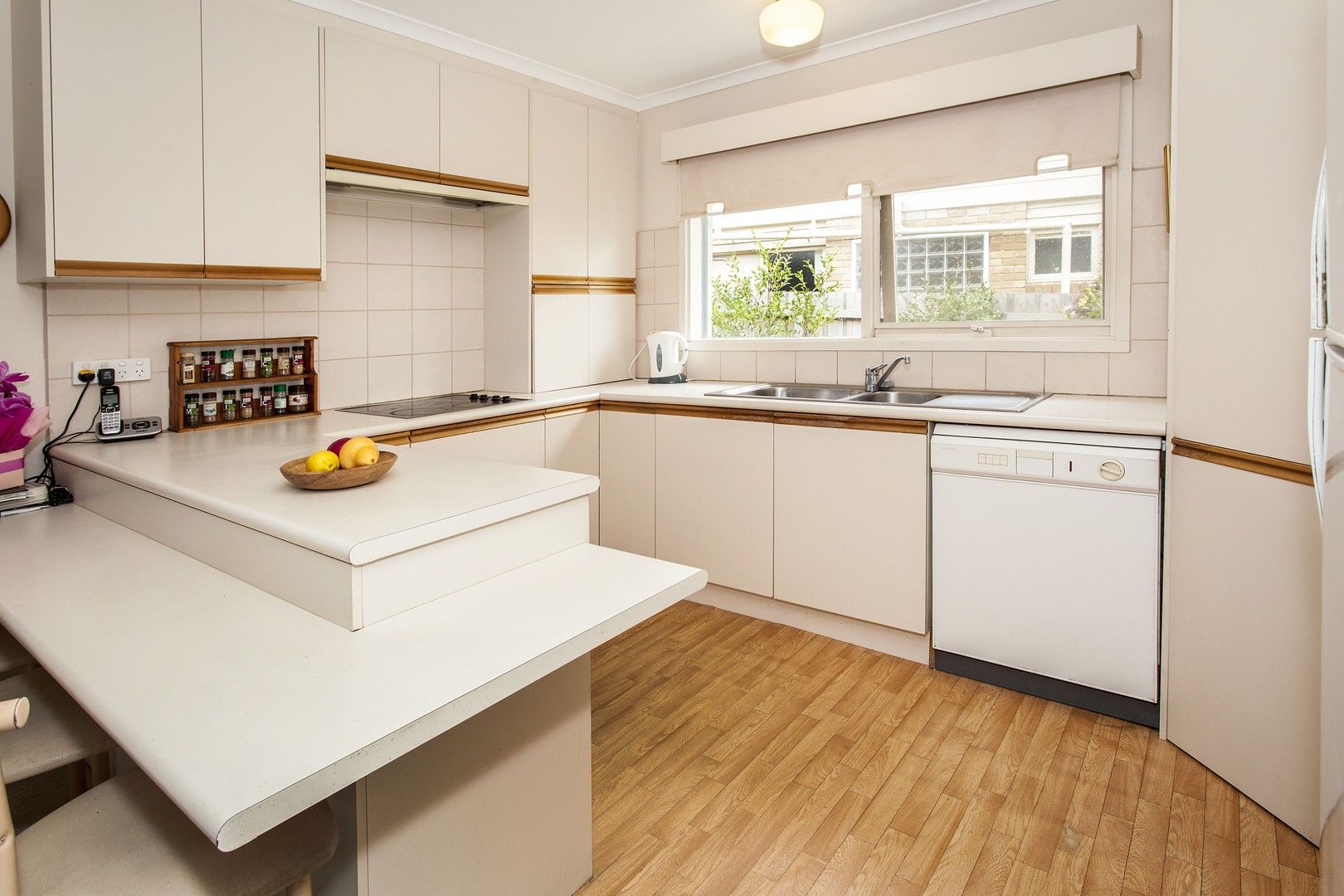 4 bedrooms Townhouse in 6 Knights Drive GLEN WAVERLEY VIC, 3150