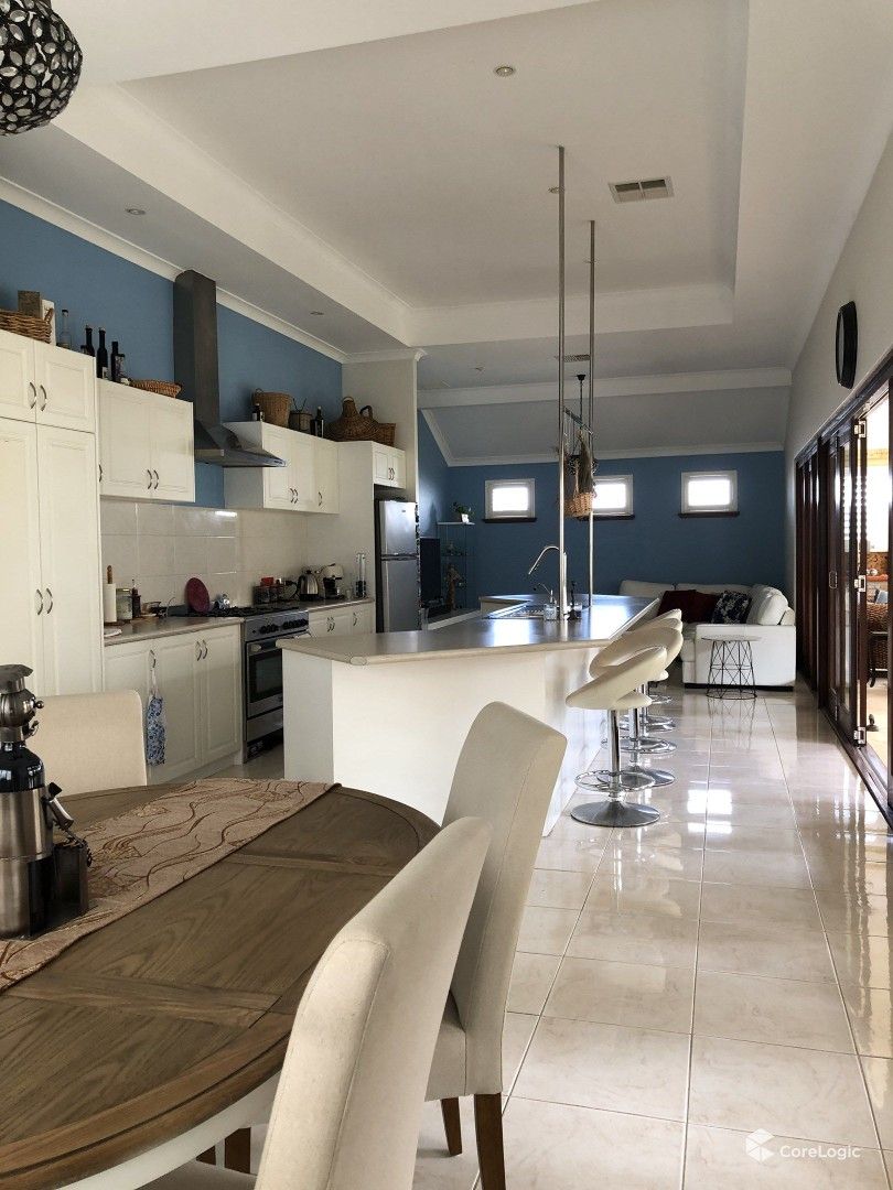 5 bedrooms House in 39 Liesham Cres BALDIVIS WA, 6171