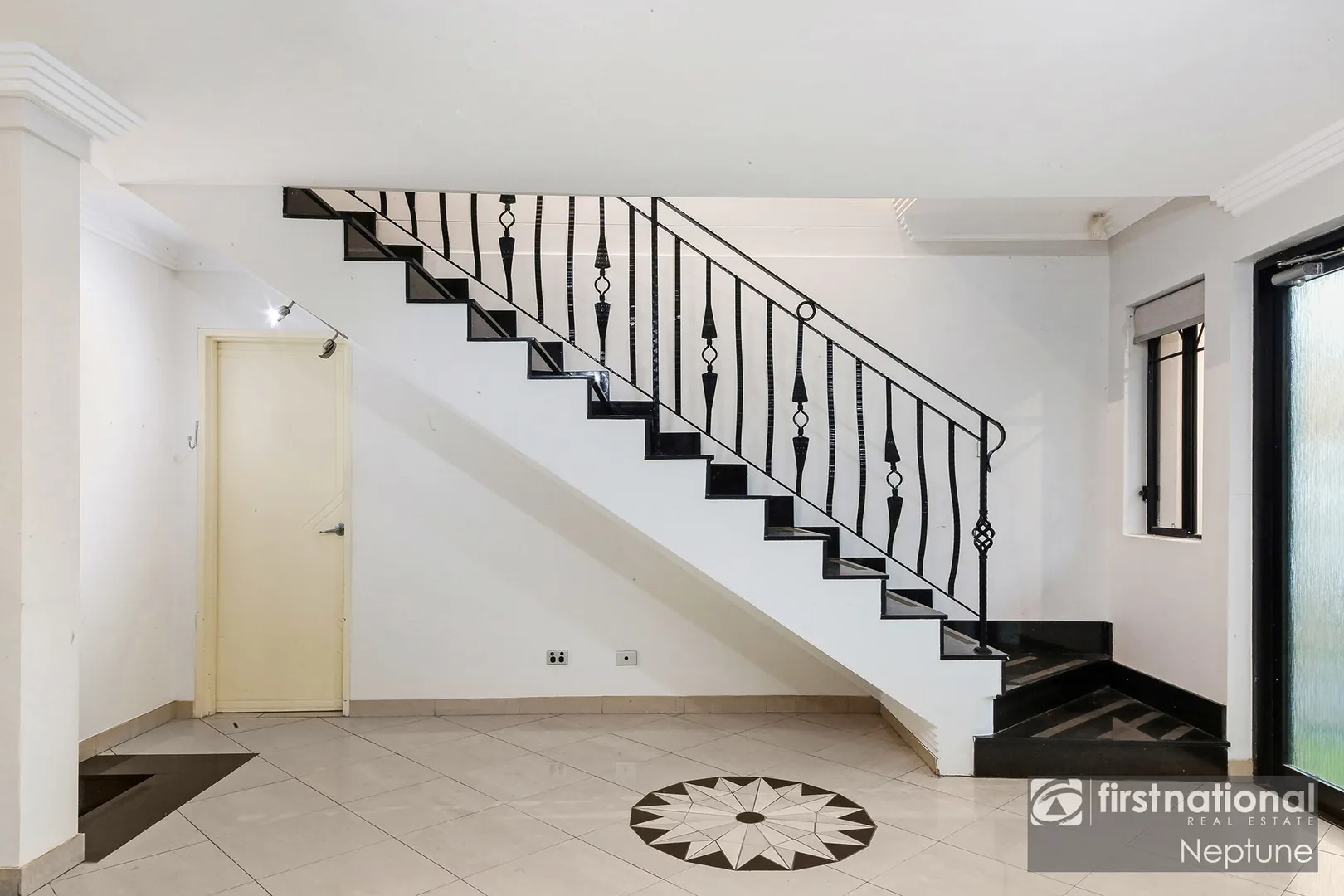 NO STRATA, NORTH-FACING SOLID DOUBLE-BRICK DUPLEX WITH CONCRETE SLABS ON GROUND AND FIRST FLOOR - QUALITY PROPERTY! – pohled 5
