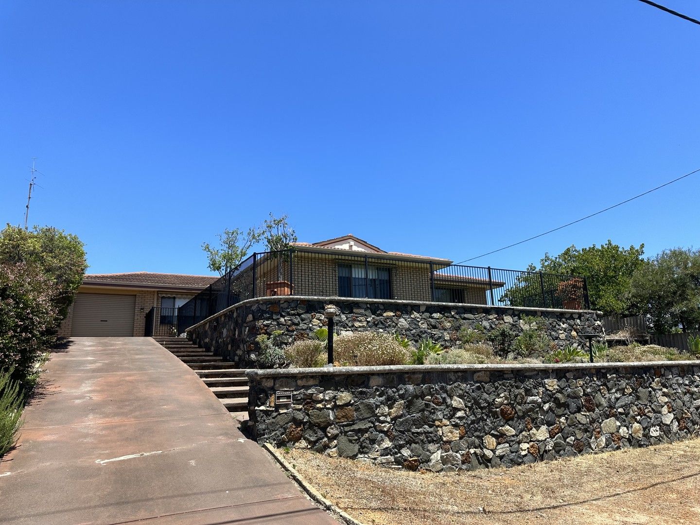 4 bedrooms House in 20 Charterhouse Close EAST BUNBURY WA, 6230