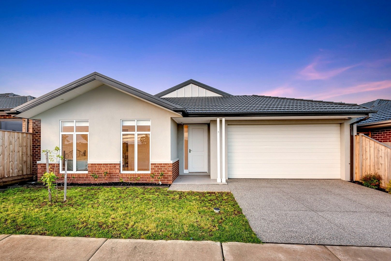 4 bedrooms House in 5 Corymbia Street MICKLEHAM VIC, 3064