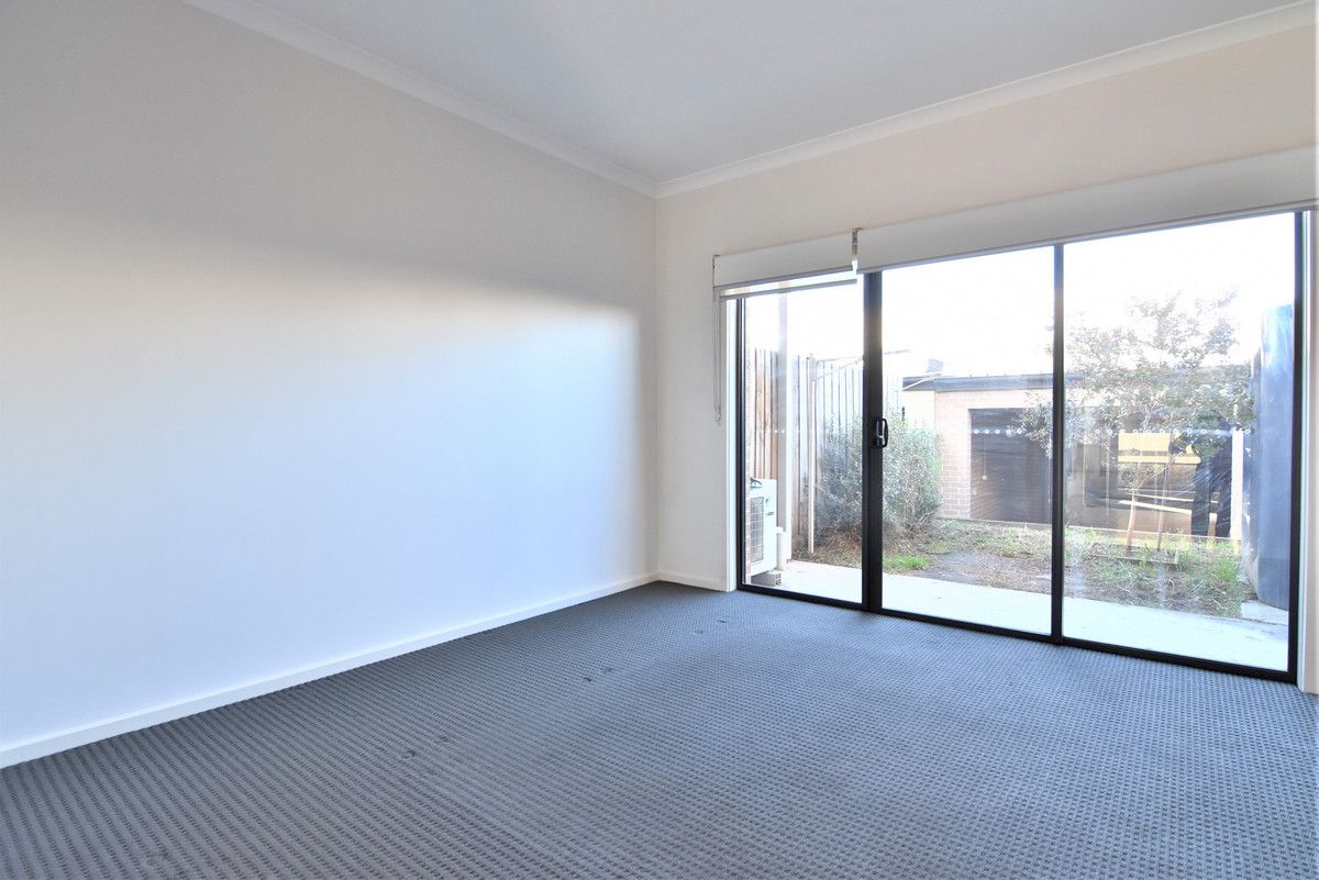 2 bedrooms Townhouse in 86 Queen Circuit SUNSHINE VIC, 3020