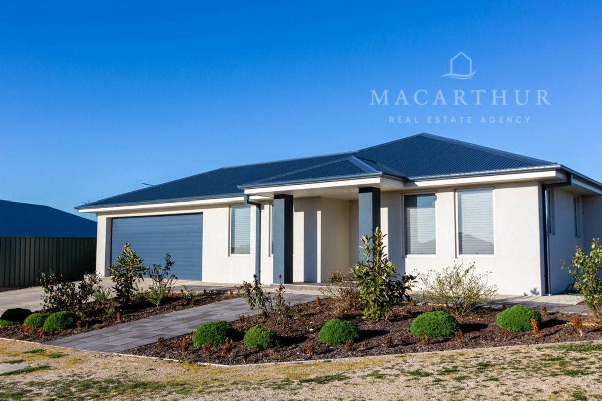 4 bedrooms House in 26 Tantoon Circuit FOREST HILL NSW, 2651