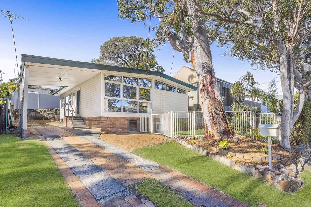 3 bedrooms House in 82 Wollybutt Road ENGADINE NSW, 2233