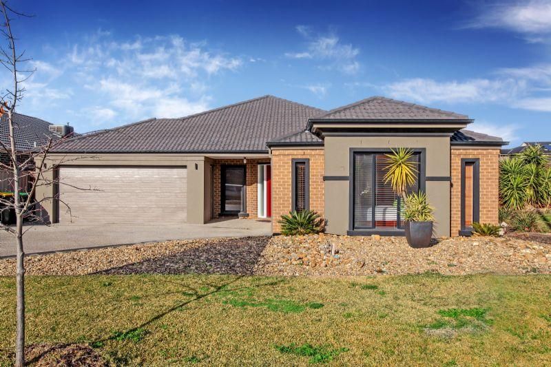 43 Barringo Way, Caroline Springs VIC 3023