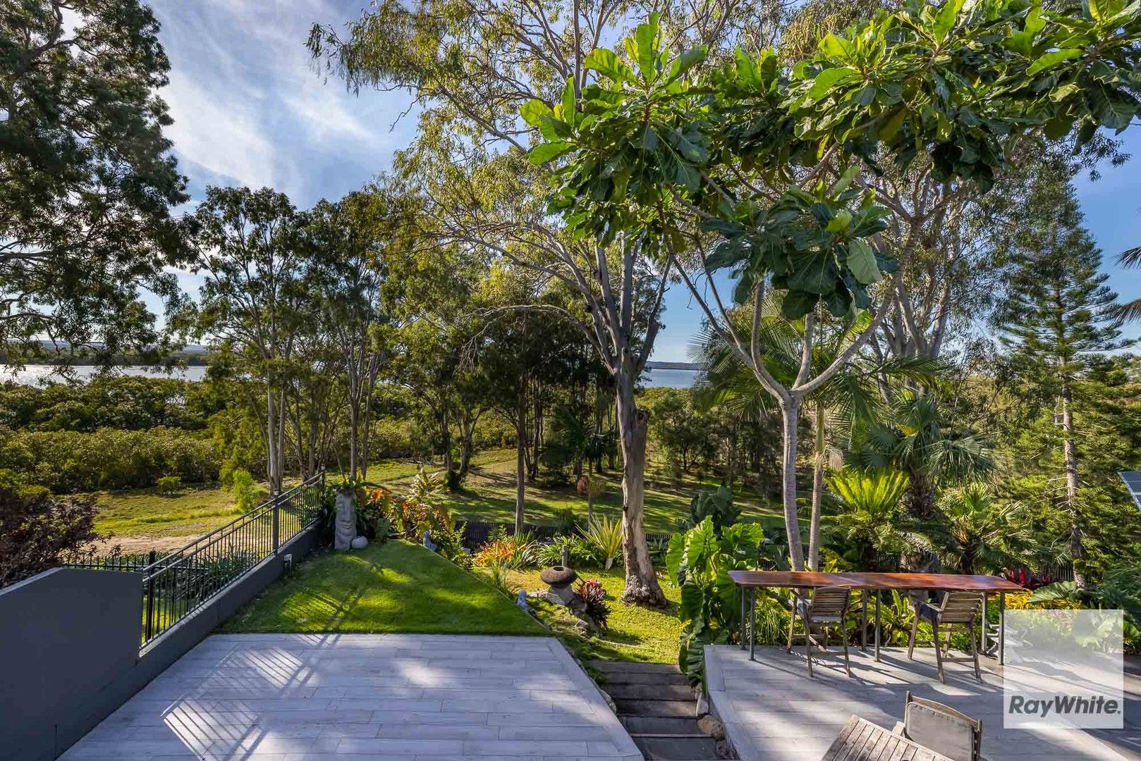 4 bedrooms House in 8A Vine Street REDLAND BAY QLD, 4165