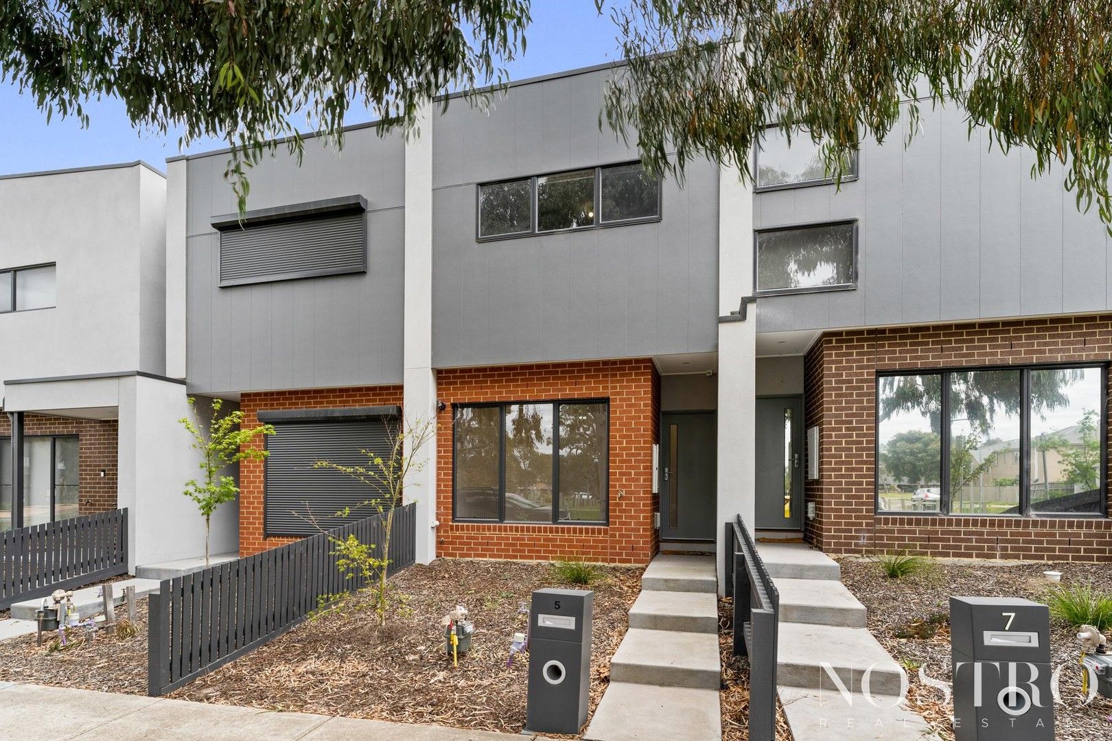 3 bedrooms Townhouse in 5 Raychelsbury Parade WOLLERT VIC, 3750