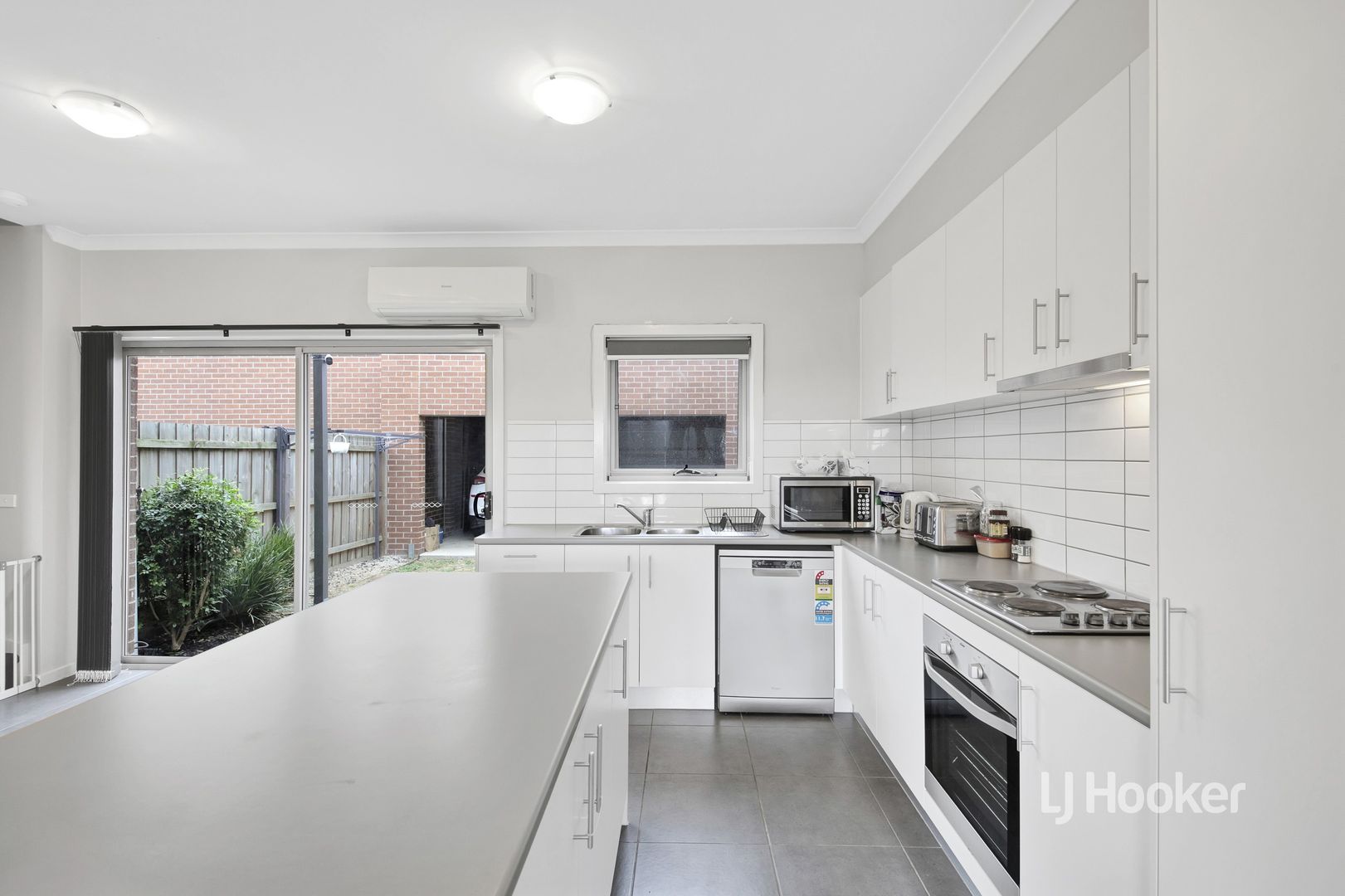 10/64 Escapade Boulevard, Craigieburn VIC 3064, Image 2