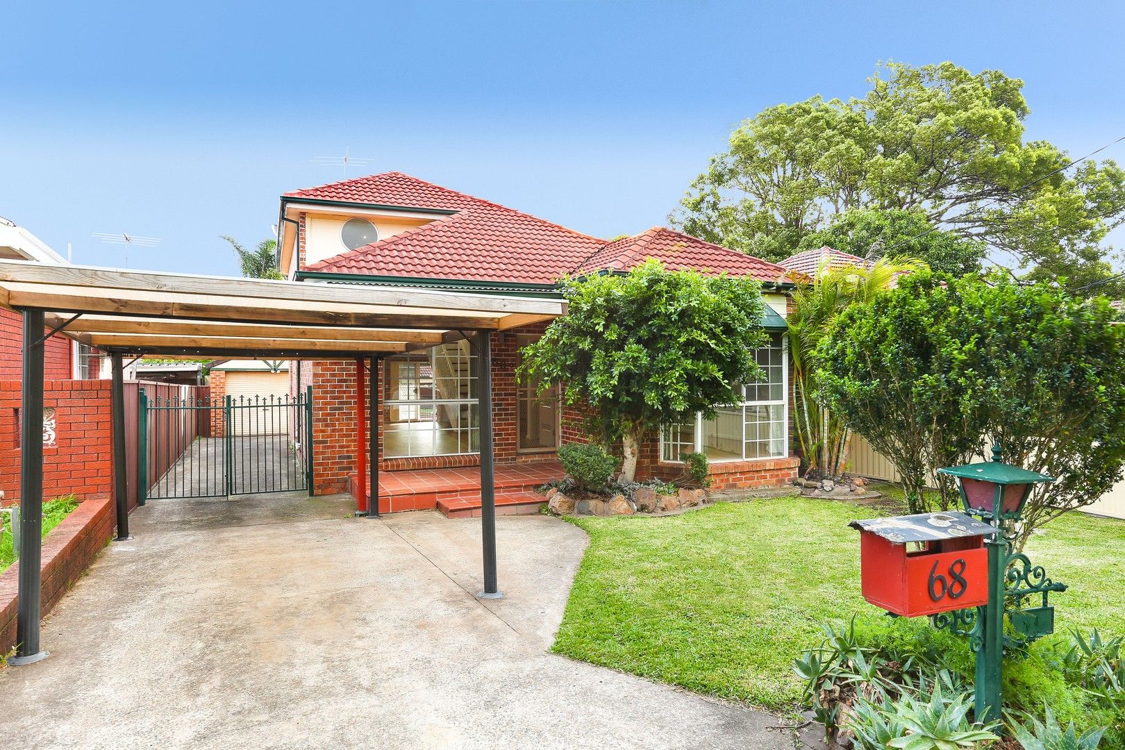 4 bedrooms House in 68 Wenke Crescent YAGOONA NSW, 2199