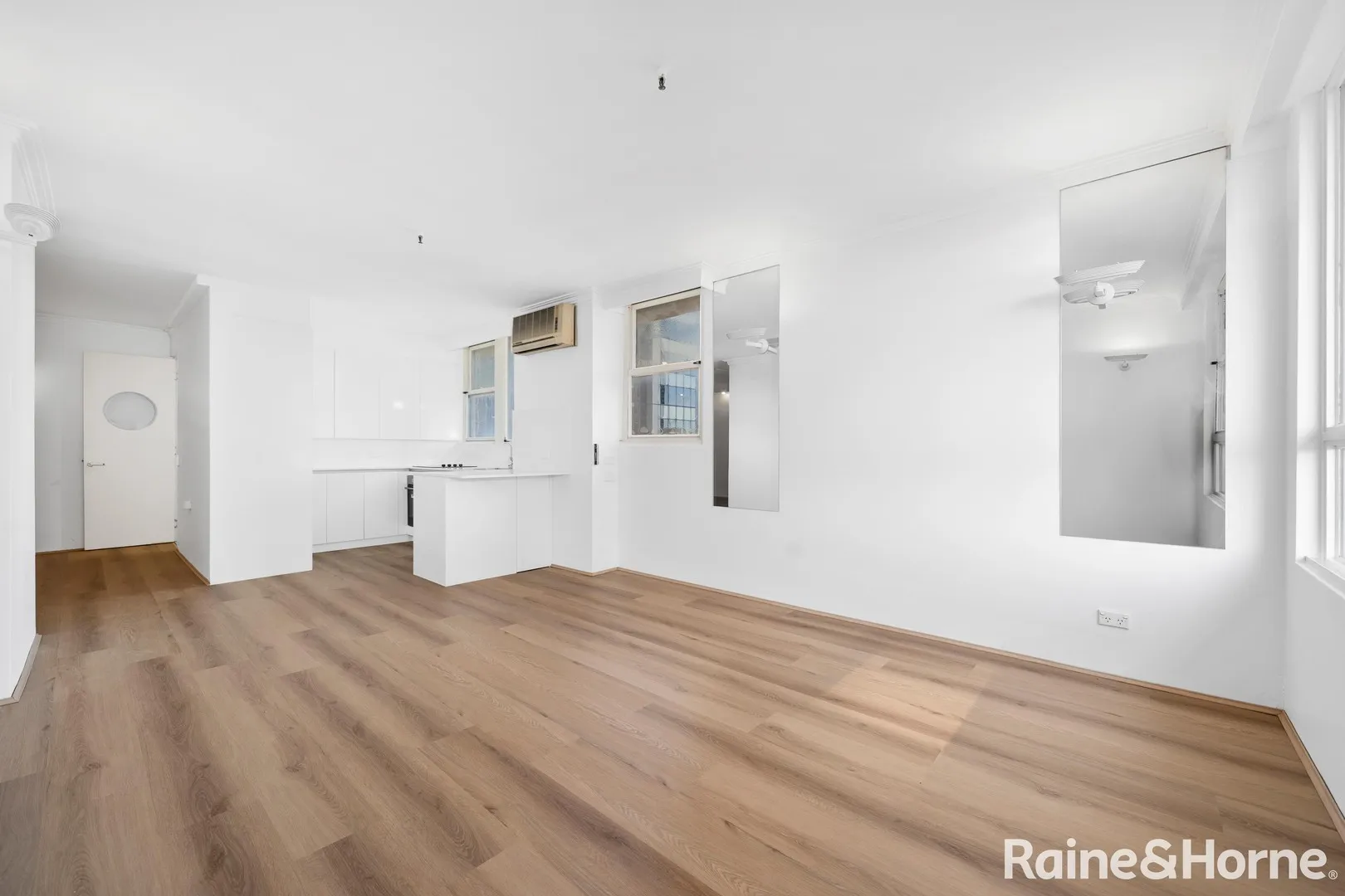 Pristine Unit on the 19th Floor of Iconic CBD Building, Sydney