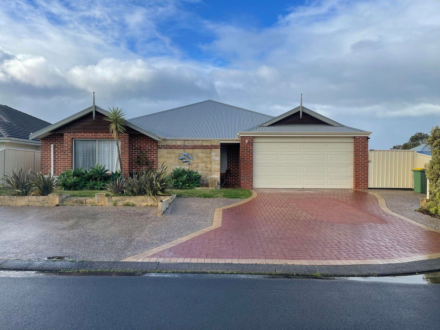 4 bedrooms House in 33 Indooroopilly Crescent DUNSBOROUGH WA, 6281