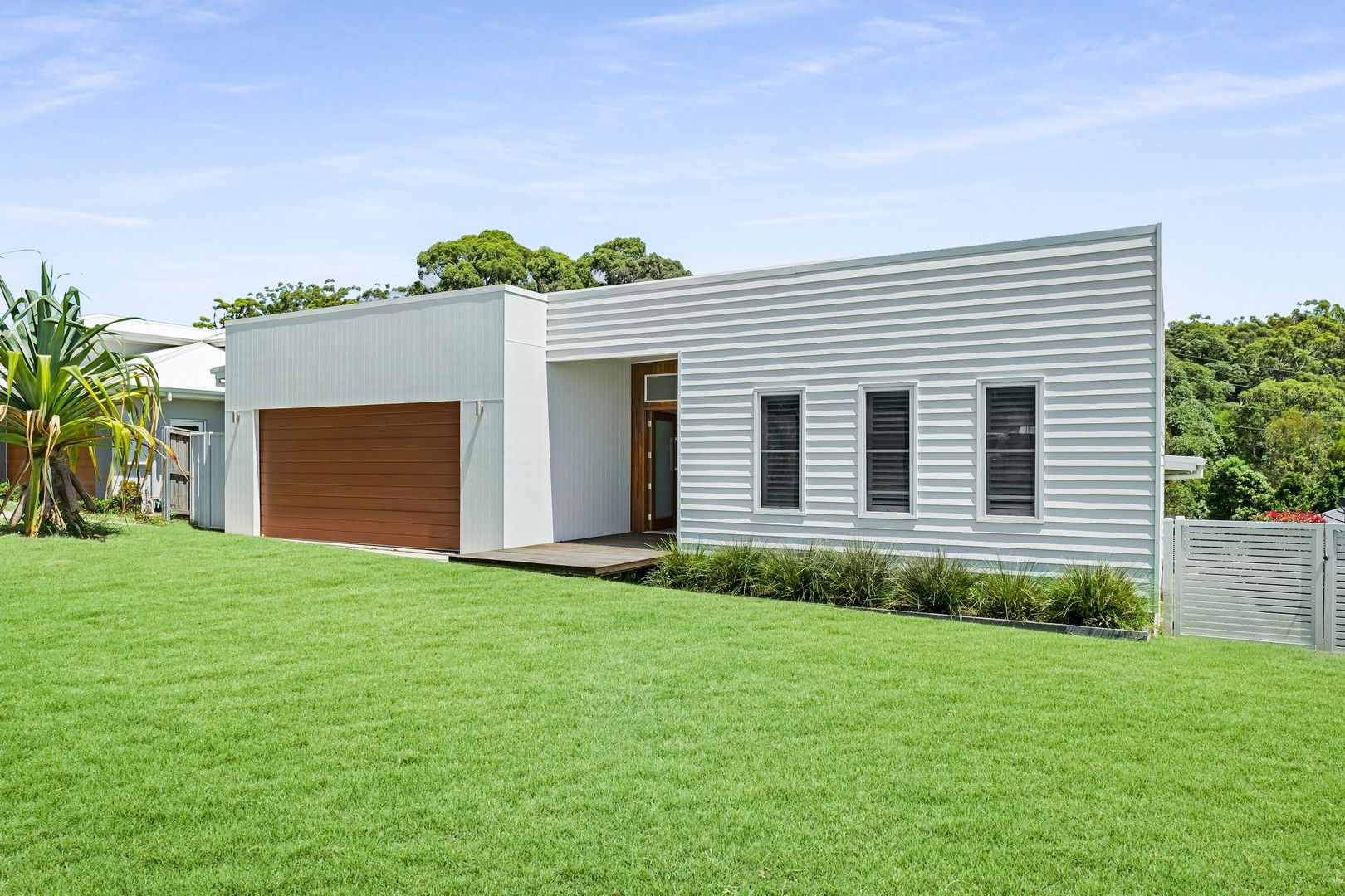 4 bedrooms House in 9 Grandview Close SAPPHIRE BEACH NSW, 2450