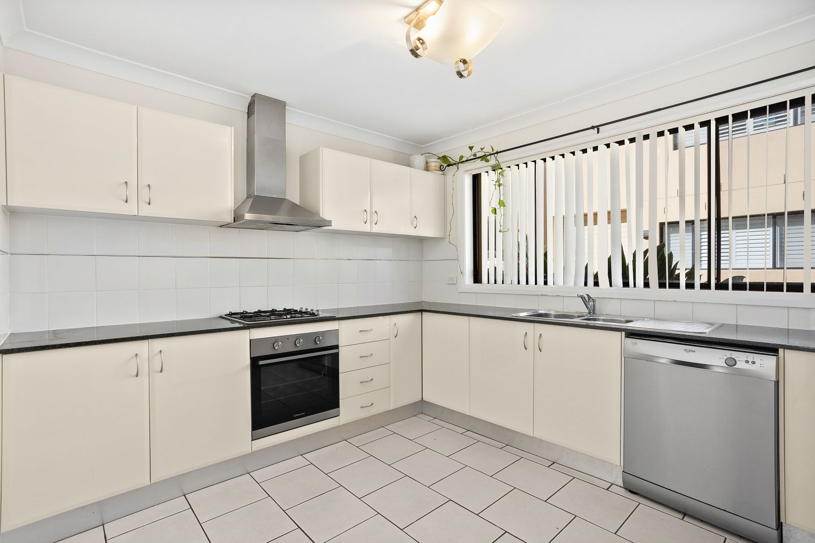 11/15-17 Woodlawn Avenue, Mangerton NSW 2500, Image 2