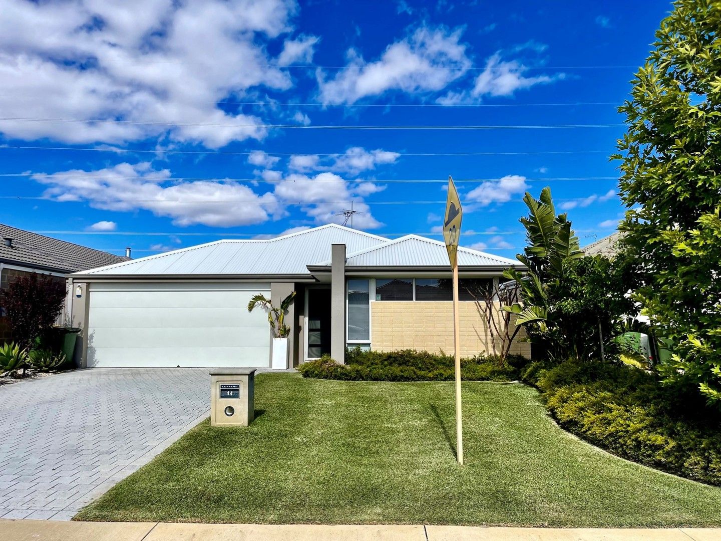 4 bedrooms House in 44 Daybreak Loop WELLARD WA, 6170