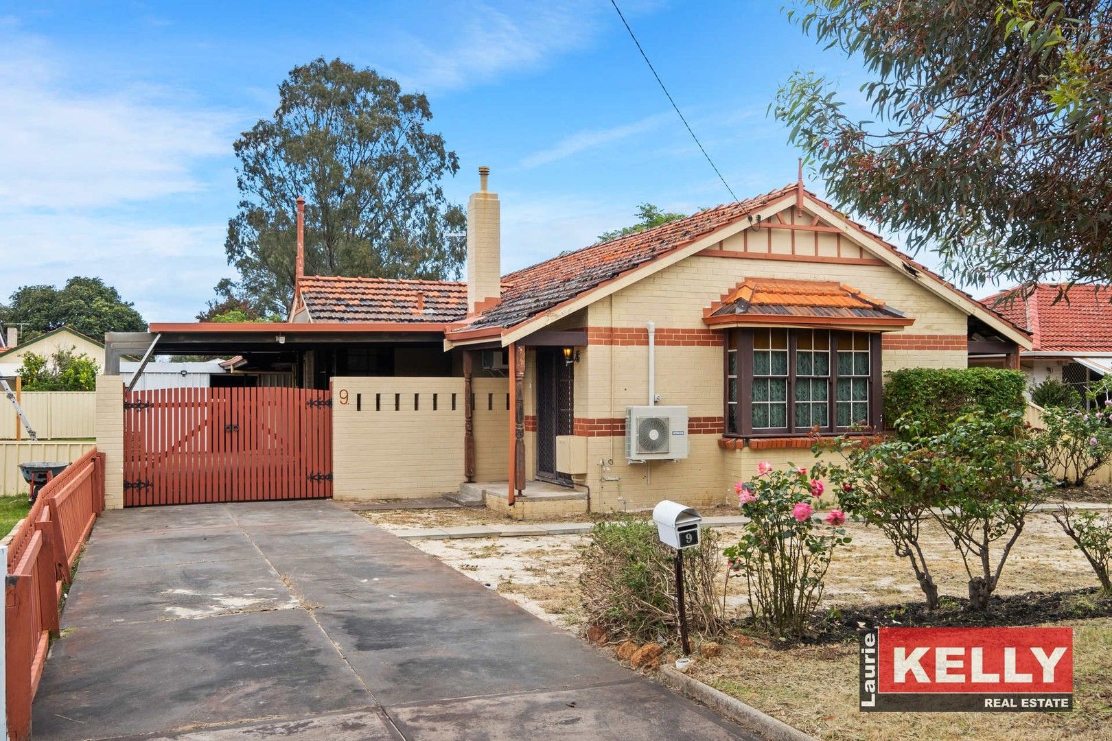 4 bedrooms House in 9 Hoskins Street CLOVERDALE WA, 6105