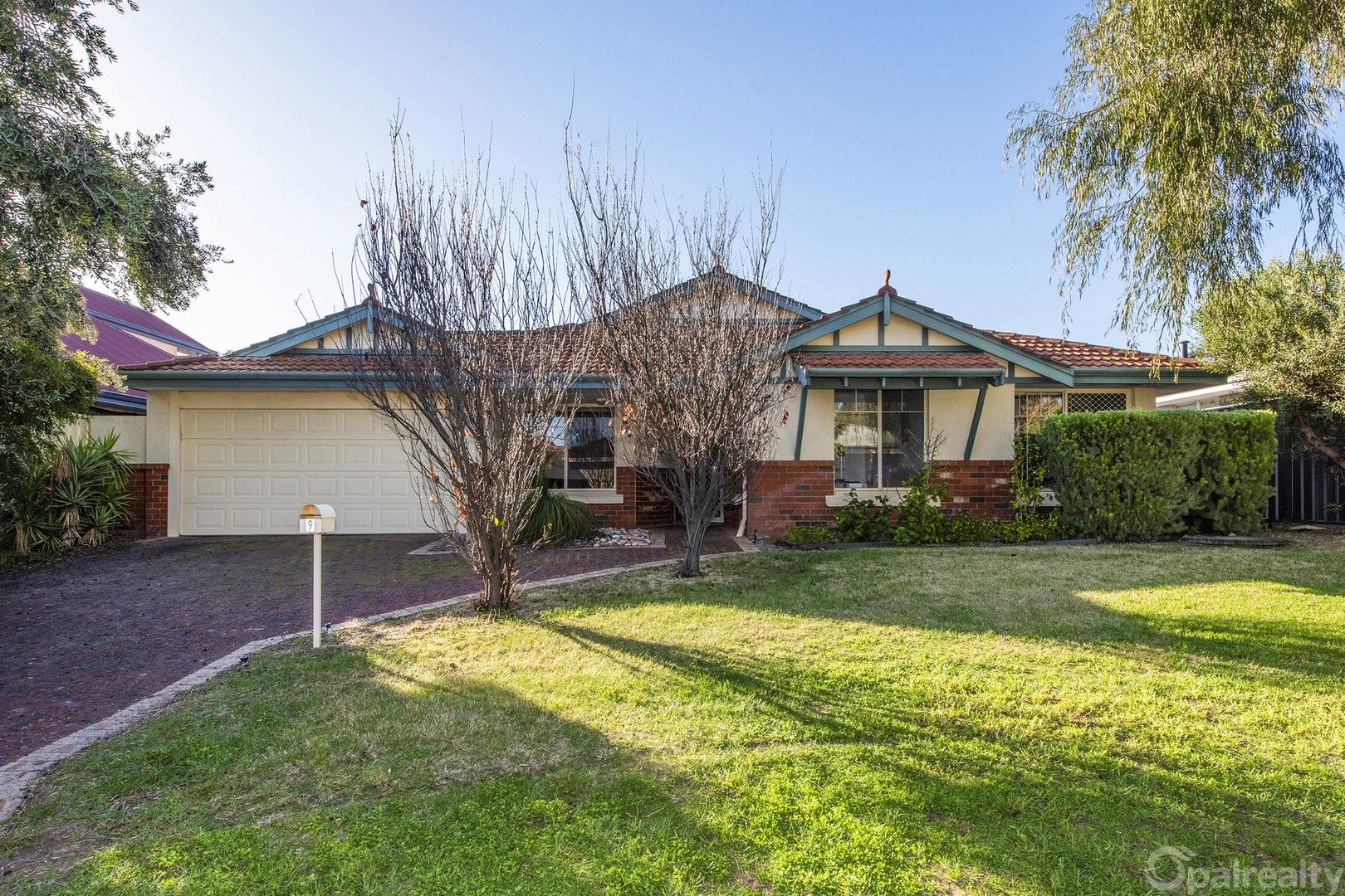 5 bedrooms House in 9 Salerno Place SECRET HARBOUR WA, 6173