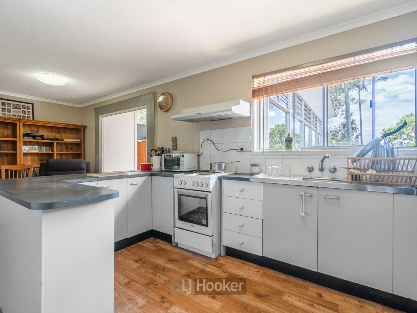 93 Conifer Street, Hillcrest QLD 4118, Image 2