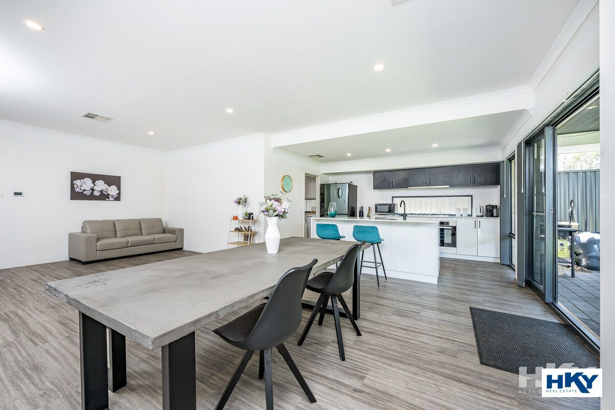 4 bedrooms House in 6 Moorland Crescent THE VINES WA, 6069