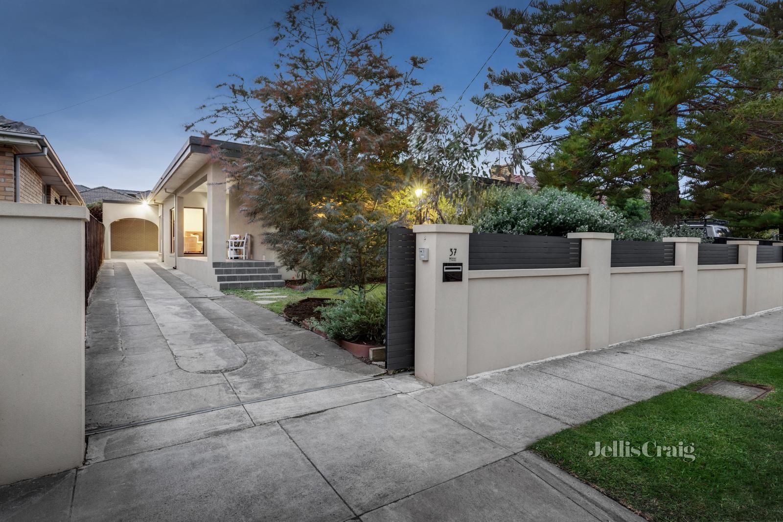 4 bedrooms House in 37 Warwick Street BENTLEIGH EAST VIC, 3165