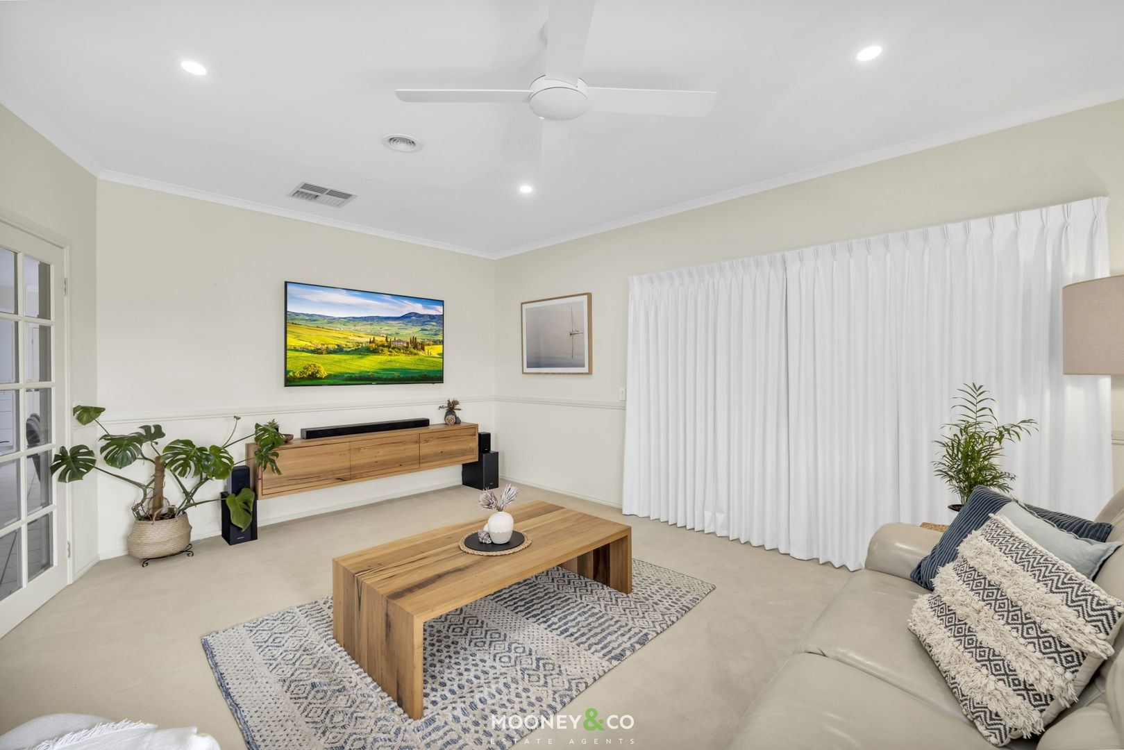 8 Lochgreen View, Cranbourne VIC 3977, Image 2