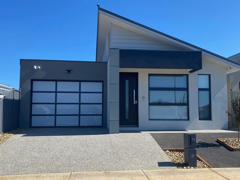 4 bedrooms House in 11 Fitzwalter Street ST LEONARDS VIC, 3223