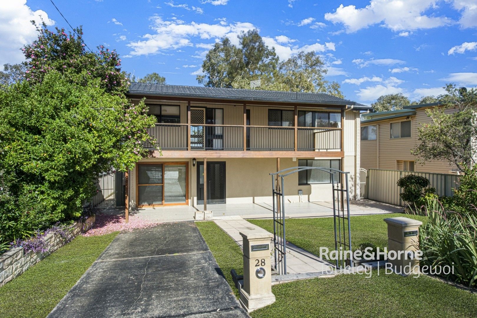 5 bedrooms House in 28 Woodland Parkway BUFF POINT NSW, 2262