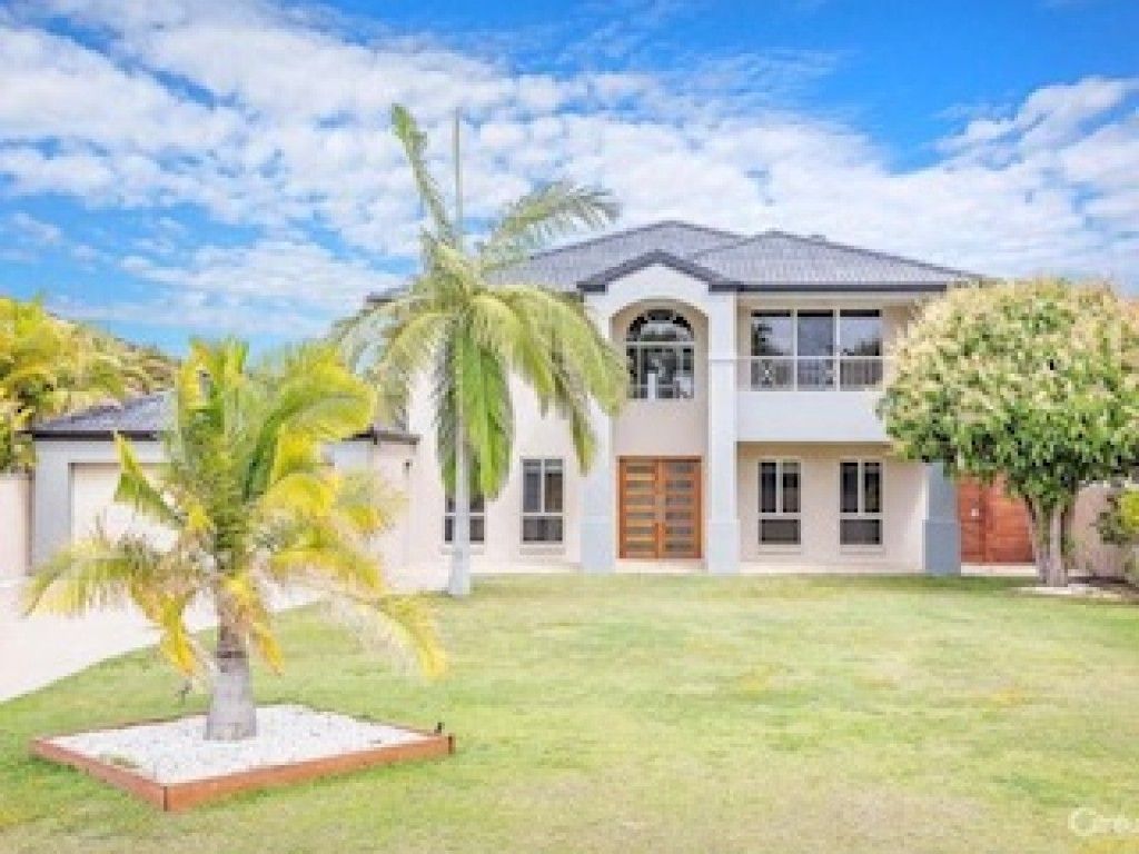 5 bedrooms House in 2 Skysail Court BANKSIA BEACH QLD, 4507