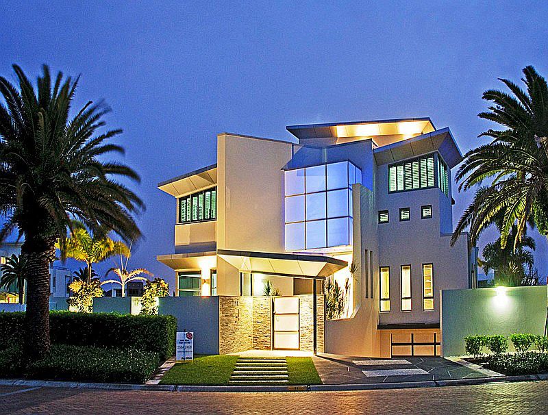 6 bedrooms House in 11 Knightsbridge Parade East SOVEREIGN ISLANDS QLD, 4216